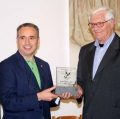 0011_fichera-consegna-il-premio-le-gru-al-maestro-pepi-merisio