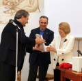 0010_il-sindaco-angelo-spina-consegna-il-libro-valverde-a-giuliana-traverso-premio-le-gru-2012